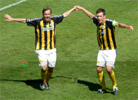 Josephsen og Hedegaard tyvstarter hyldesten af holdet efter kampen!