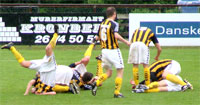 Kolbøttefabrikken fejre Frosts scoring til 0-1 !!!