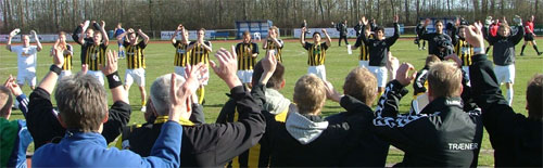 Spillerne tiljubles af det talstærke sort/gule publikum efter kampen Stenlose-BB_24-04-2010_1