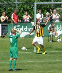 Larsen fejrer sin scoring til 2-1