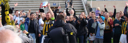 Vinder af 2. division 2009/10. Anfører Peter Larsen løfter pokalen!!! Skjold-BB_12-06-2010