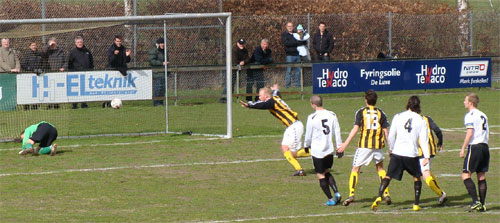 Tronaldo scorer på straffe til 1-0 BB-B1908_17-04-2010_1