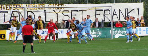 Trængsel foran Randers FC´s mål - og foran Verners hilsen til Overborgmester Frank Jensen BB-Randers_FC_28-08-2011_01