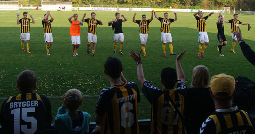 Spillerne hyldes af supporterne efter en flot kamp! BB-Fredericia_01-10-2011