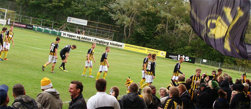 Det sort/gule kor hylder gutterne efter en stålsat indsats! BB-Blokhus_17-09-2011