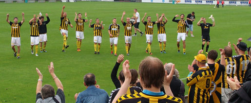 Gutterne hyldes af de mange gennemblødte, lystigt syngende supportere! Naestved-BB_04-09-2011_01